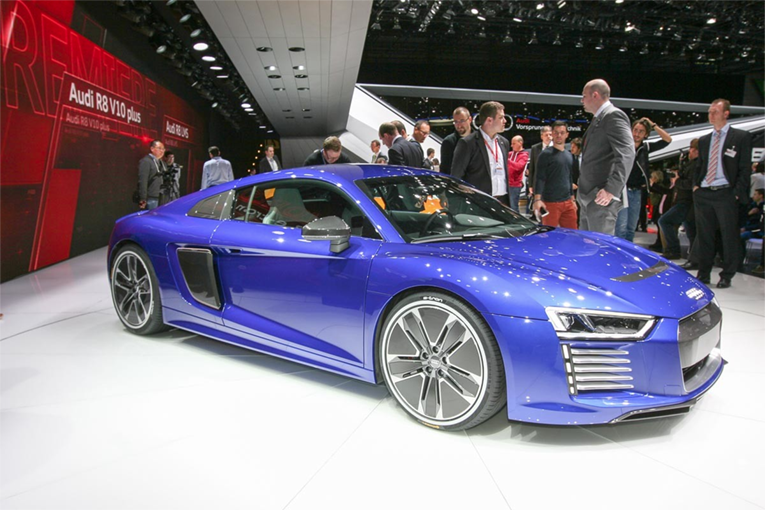 audi-r8-e-tron-genf-2015-tomschwede