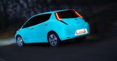 nissan-leaf-selbstleuchtende-autolackierung-3