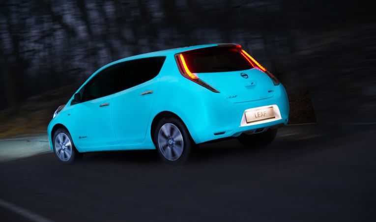 nissan-leaf-selbstleuchtende-autolackierung-3 nissan-leaf-selbstleuchtende-autolackierung-3