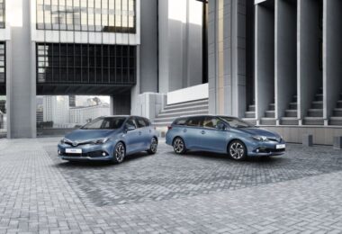 toyota auris hybrid 2015 02