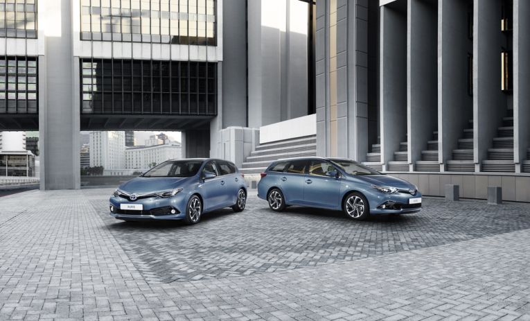 toyota auris hybrid 2015 02