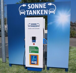 Aldi Süd mit kostenlosen Schnellladesäulen für Elektroautos
