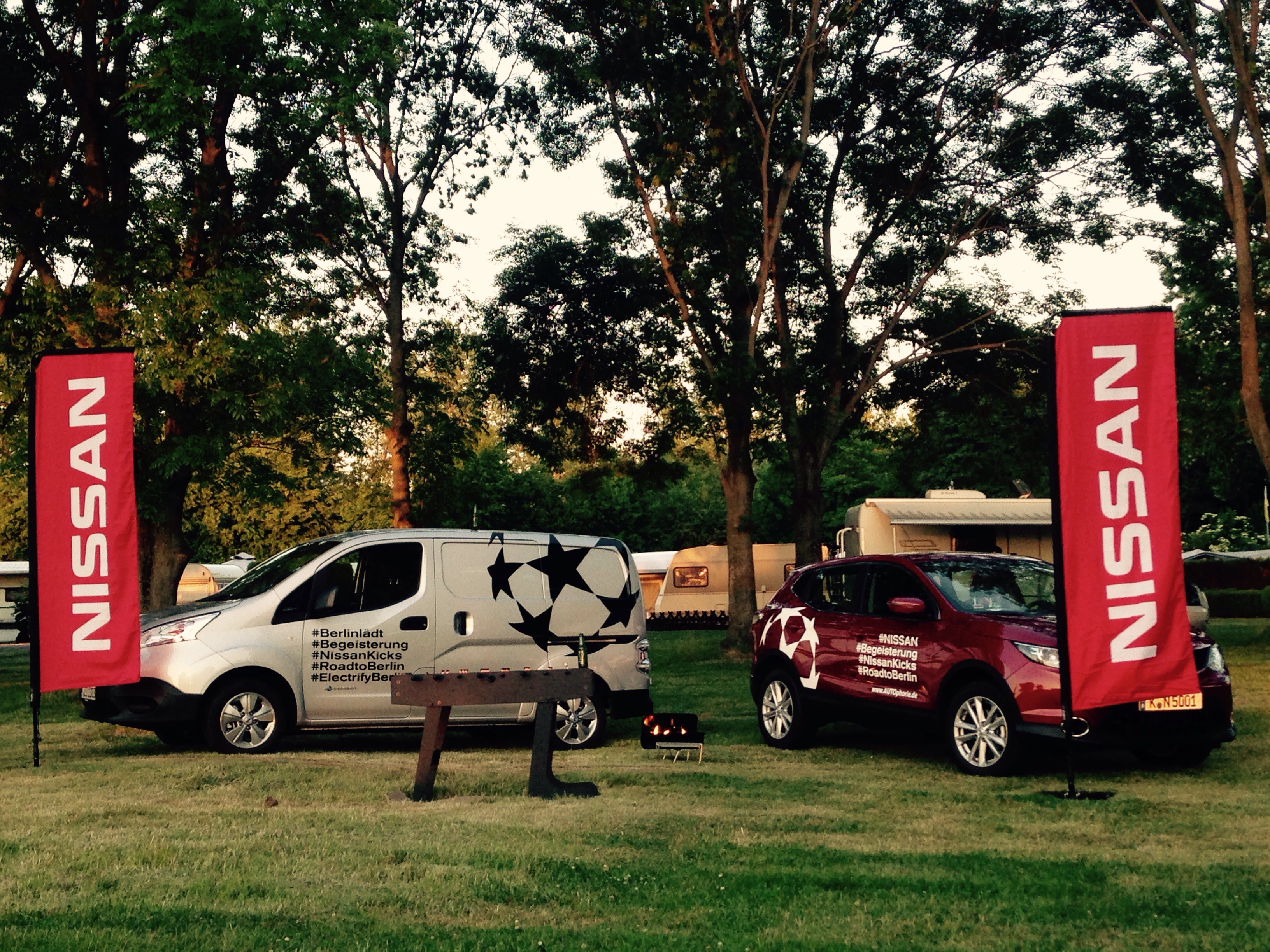 Nissan e-NV200 und Nissan Qashqai auf dem Campingplatz Nissan e-NV200 und Nissan Qashqai auf dem Campingplatz