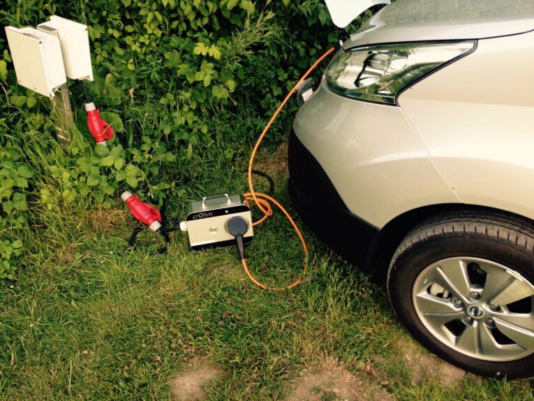 Wallbox von crOhm im Einsatz am Nissan e-NV200