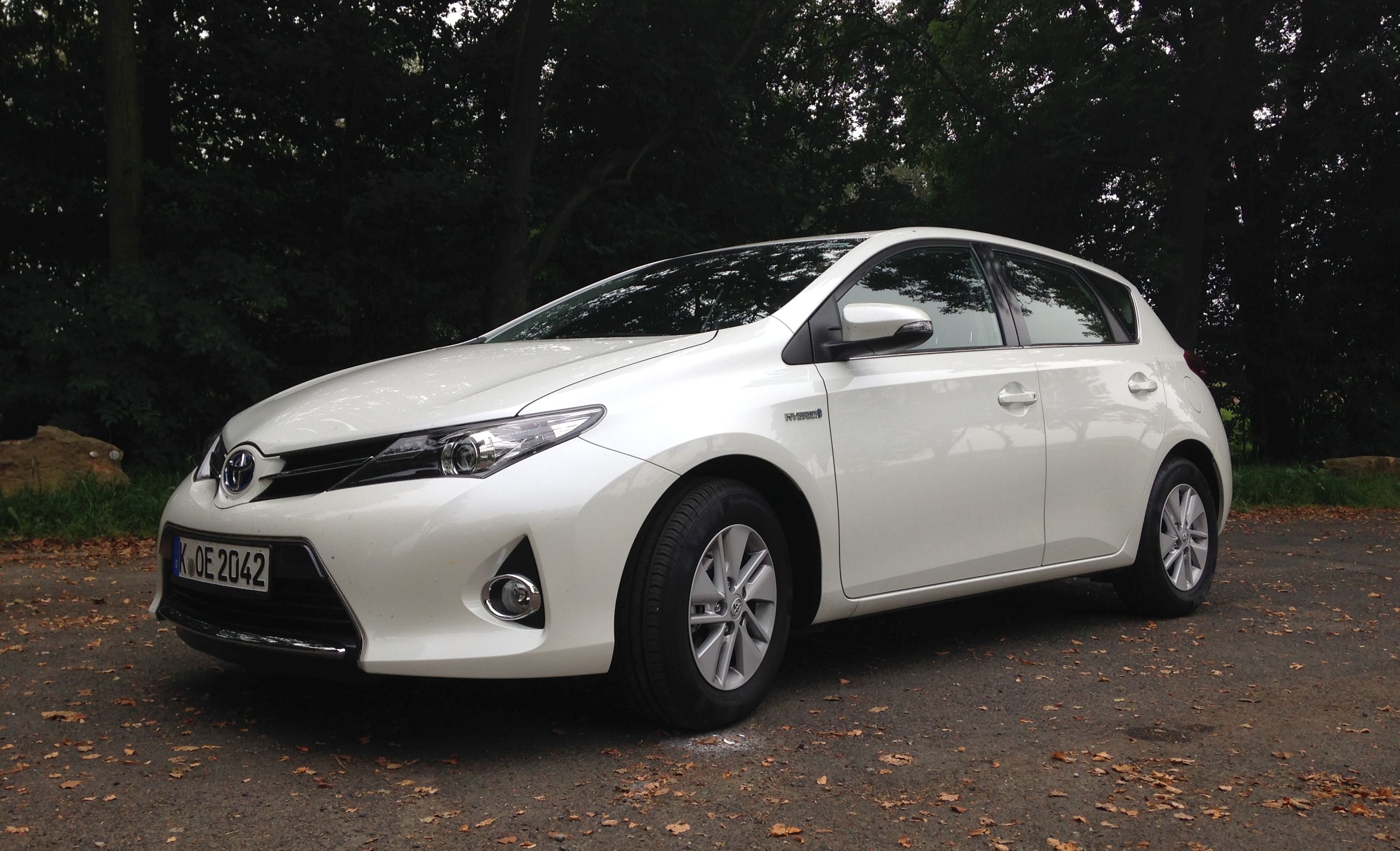 toyota-auris-hybrid toyota-auris-hybrid