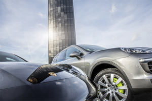 Porsche mit weltweit ersten Photovoltaik-Pylon