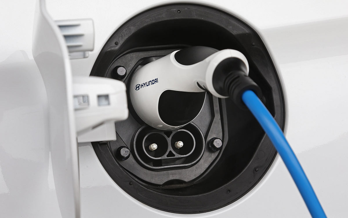 hyundai-ioniq-electric-elektroauto-ladeanschluss